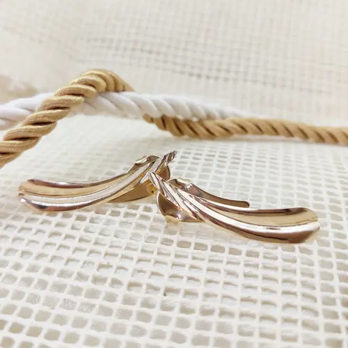 BRINCO VIRGULA LISA BANHADO A OURO 18K