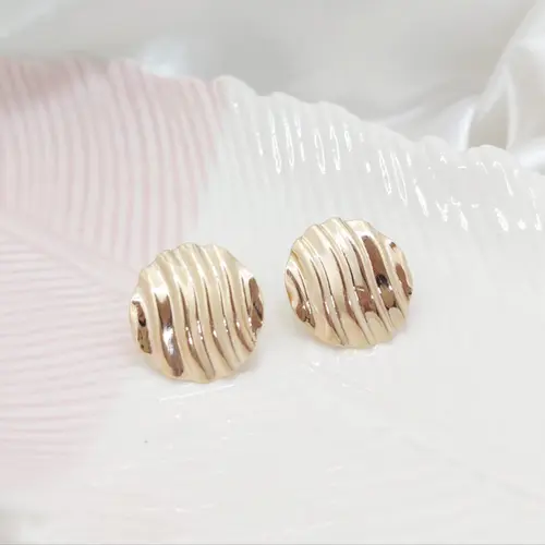 BRINCO ONDULADO BANHADO A OURO 18K