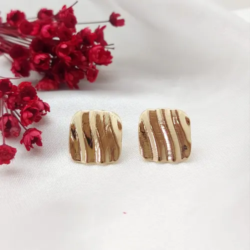 BRINCO ONDAS QUADRADO BANHADO A OURO 18K