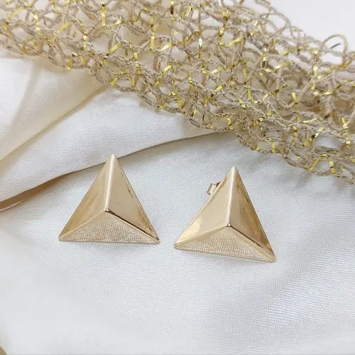 BRINCO PIRÂMIDE BANHADO A OURO 18K