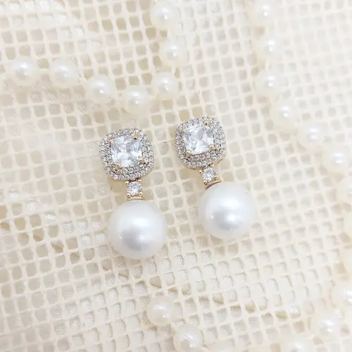 BRINCO TIANA BANHADO A OURO 18K