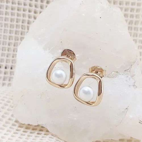 Brinco liso com pérola banhado a ouro 18k