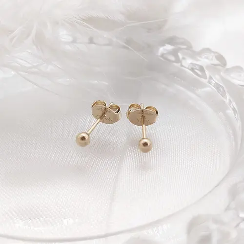 Brinco bola pequeno banhado a ouro 18k