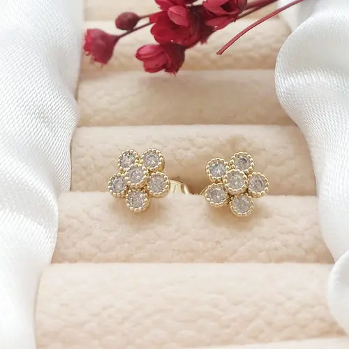 Brinco flor arredondado banhado a ouro 18k