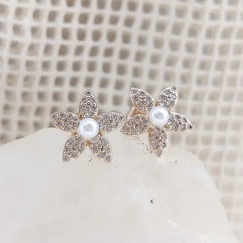 Brinco flor com pérola banhado a ouro 18k