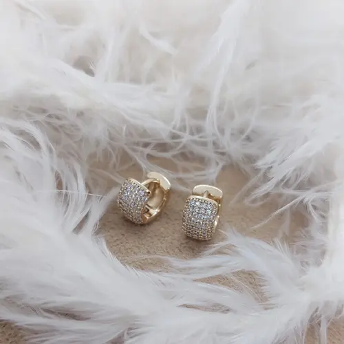ARGOLA CRAVEJADA BRILHANTE P BANHADA A OURO 18K
