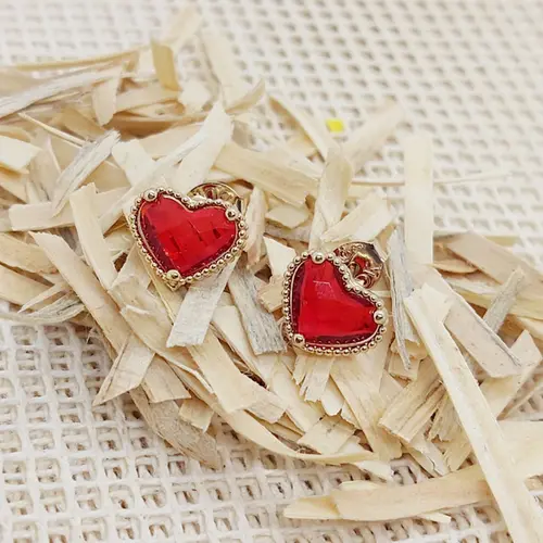 Brinco coração vermelho banhado a ouro 18k