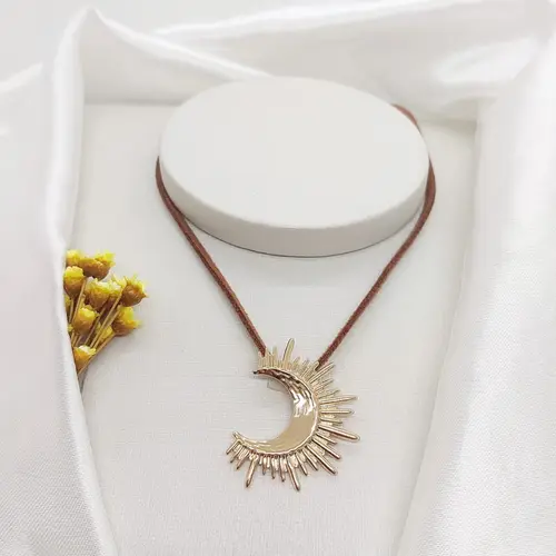 Choker lua Solar banhado a ouro 18k.