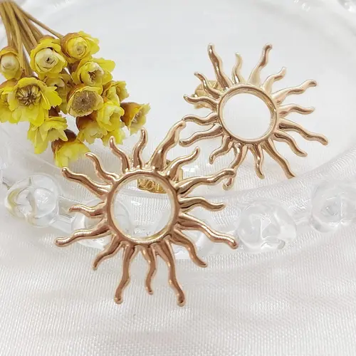 Brinco sol banhado a ouro 18k.