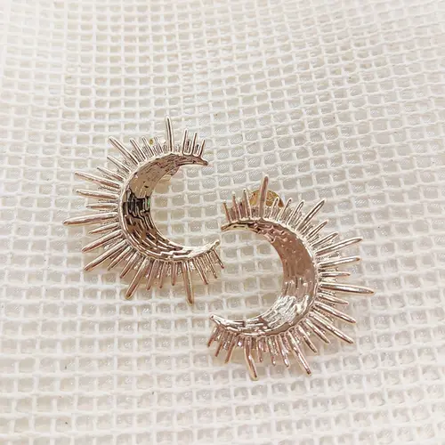 Brinco lua solar banhado a ouro 18k.