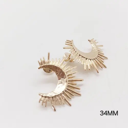 Brinco lua solar banhado a ouro 18k.