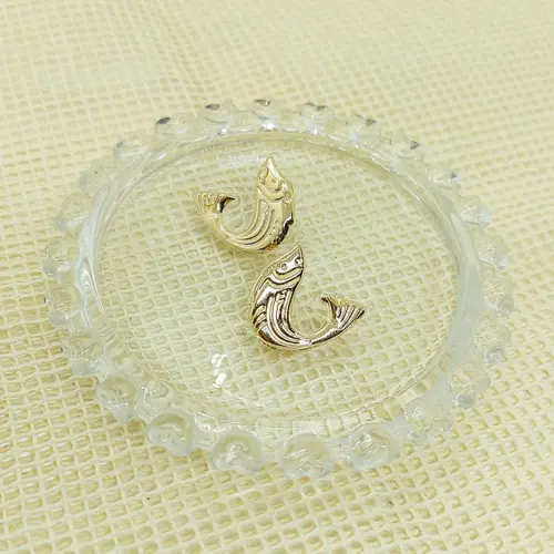 BRINCO SARDINHA BANHADO A OURO 18K