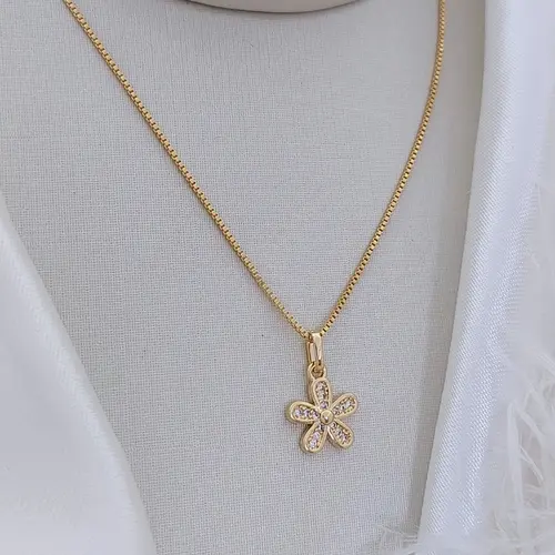 Colar Flor Delicada Cravejada Banhado a Ouro 18K