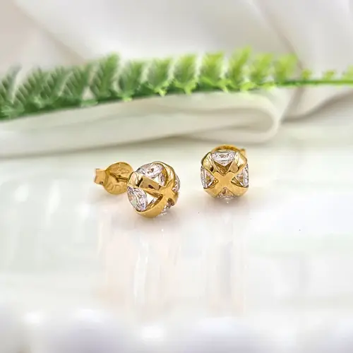 BRINCO PONTO DE LUZ COM GARRA CRUZADA  BANHADO A OURO 18K
