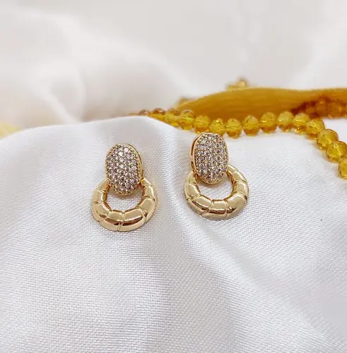 BRINCO ARGOLA OVAL BANHADO A OURO 18K