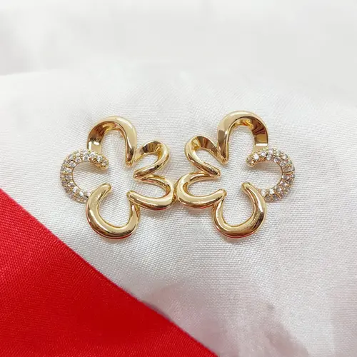 BRINCO FLOR DE LIZ BANHADO A OURO 18K