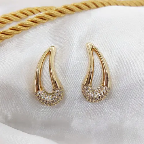 BRINCO GOTA ALONGADA CRAVEJADA BANHADA  A OURO 18K