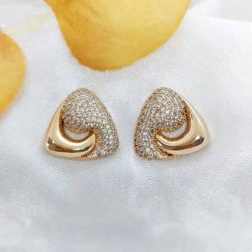 BRINCO TRIANGULO MOLDADO BANHADO A OURO 18K