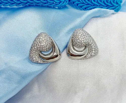 BRINCO TRIANGULO MOLDADO BANHADO A OB