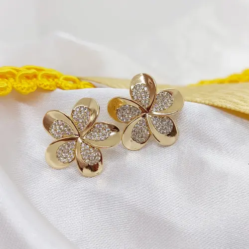 BRINCO FLOR CRAVEJADO BANHADO A OURO 18K
