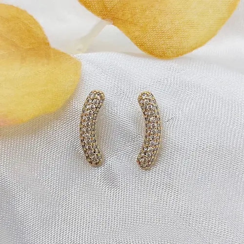 BRINCO VIRGULA CRAVEJADA BANHADA A OURO 18K