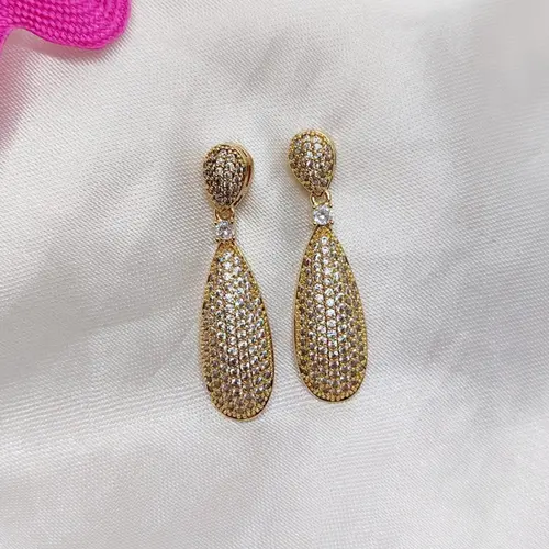 BRINCO GOTA LONGA CRAVEJADA BANHADA A OURO 18K
