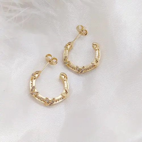 BRINCO ARGOLA TEXTURIZADA BANHADA A OURO 18K