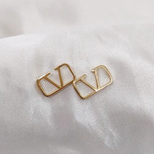 BRINCO V BANHADO A OURO 18K