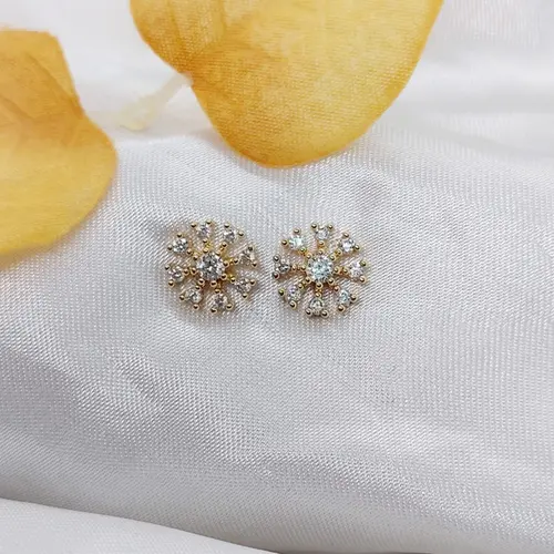 BRINCO FLOR MINIMAL BANHADA A OURO 18K