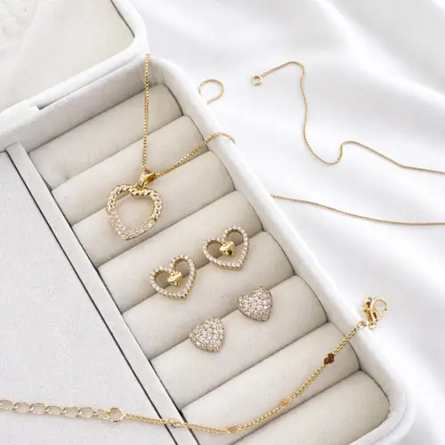 COMBO SEMIJOIAS CRAVEJADAS BANHADA A OURO 18K