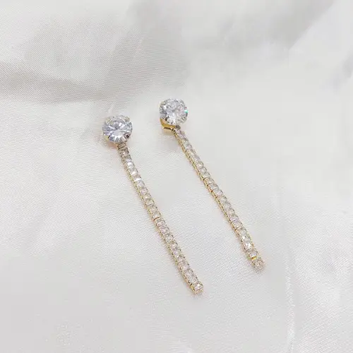 BRINCO PLUZ YRIS BANHADO A OURO 18K