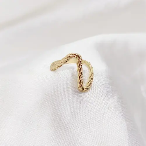 ANEL ABSTRATO BANHADO A OURO 18K