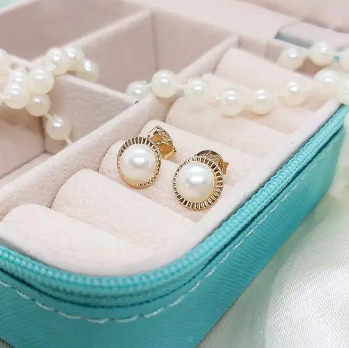 BRINCO PEROLA CALISTA BANHADO A OURO 18K