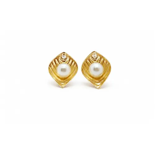 BRINCO FOLHA COM PÉROLA BANHADO A OURO 18K