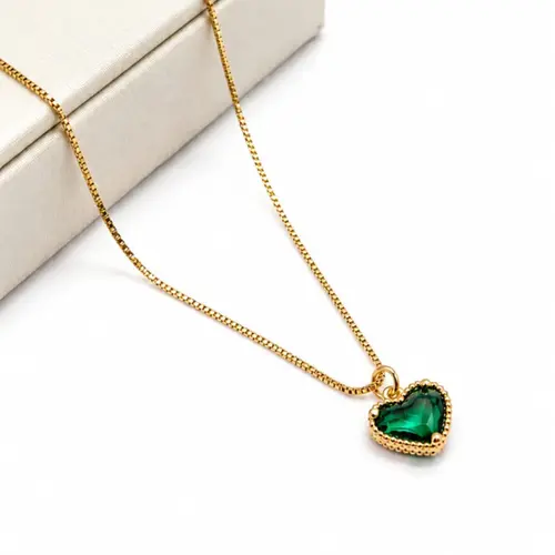 COLAR CORAÇÃO VERDE BANHADO A OURO 18K.